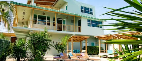 Outdoor pool, free pool cabanas, pool loungers