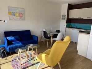 TV - Pretty tastefully decorated studio in a residence with swimming pool and 150 m from the main beach (ST CAST LE GUILDO)