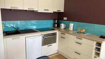 Réfrigérateur, grille-pain, batterie de cuisine, vaisselle et ustensiles