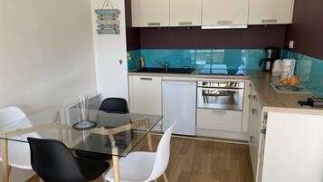 Réfrigérateur, grille-pain, batterie de cuisine, vaisselle et ustensiles