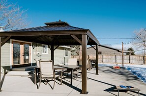 Outdoor dining - Spacious 5-Bedroom Retreat - Hot Tub - Games (Denver)