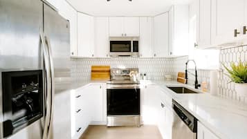 Refrigerador, microondas, horno, placa de cocina