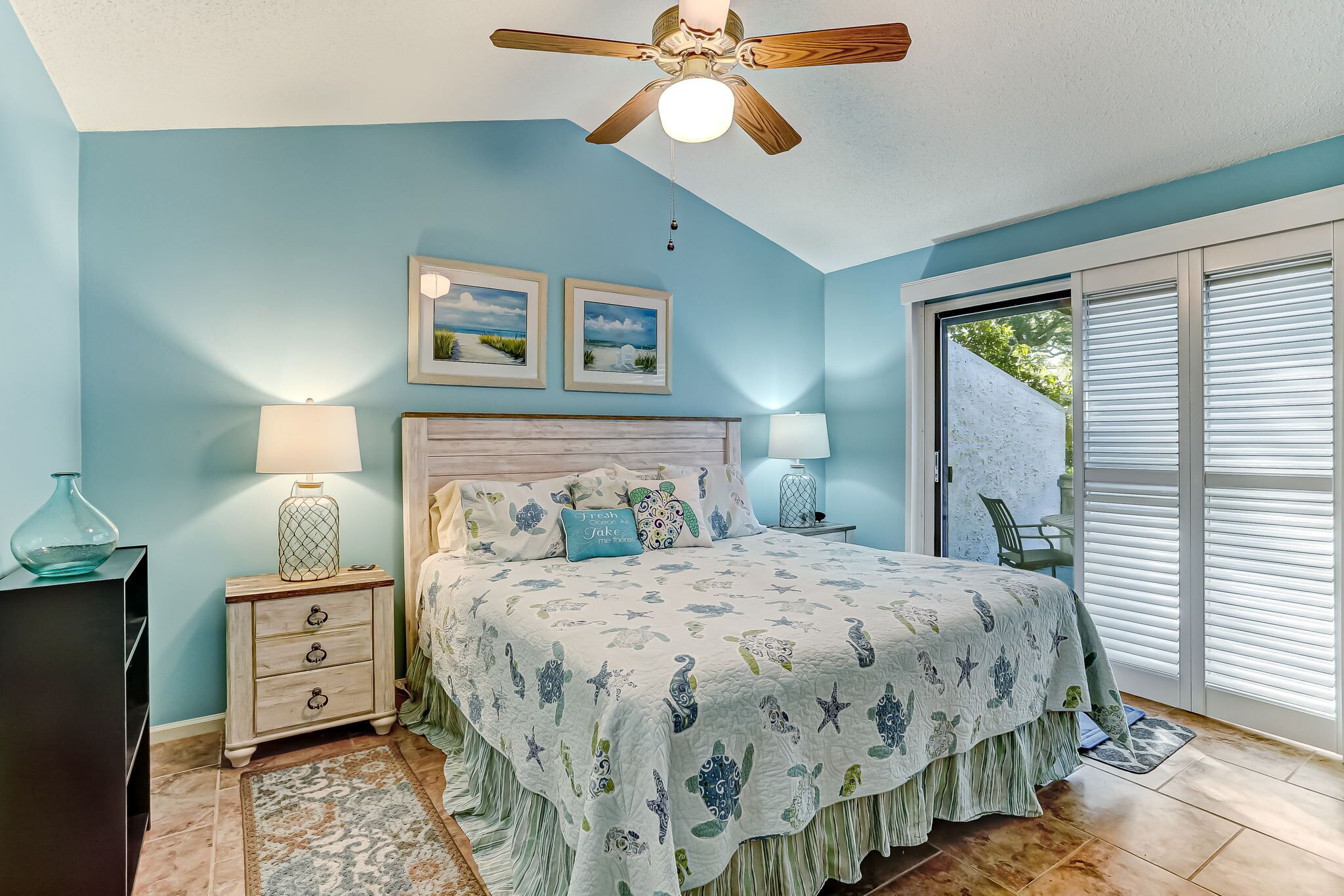 Pet Friendly-Totally Renovated and Professionally Decorated Forest Ridge- 5-7 Min Walk to the Beach