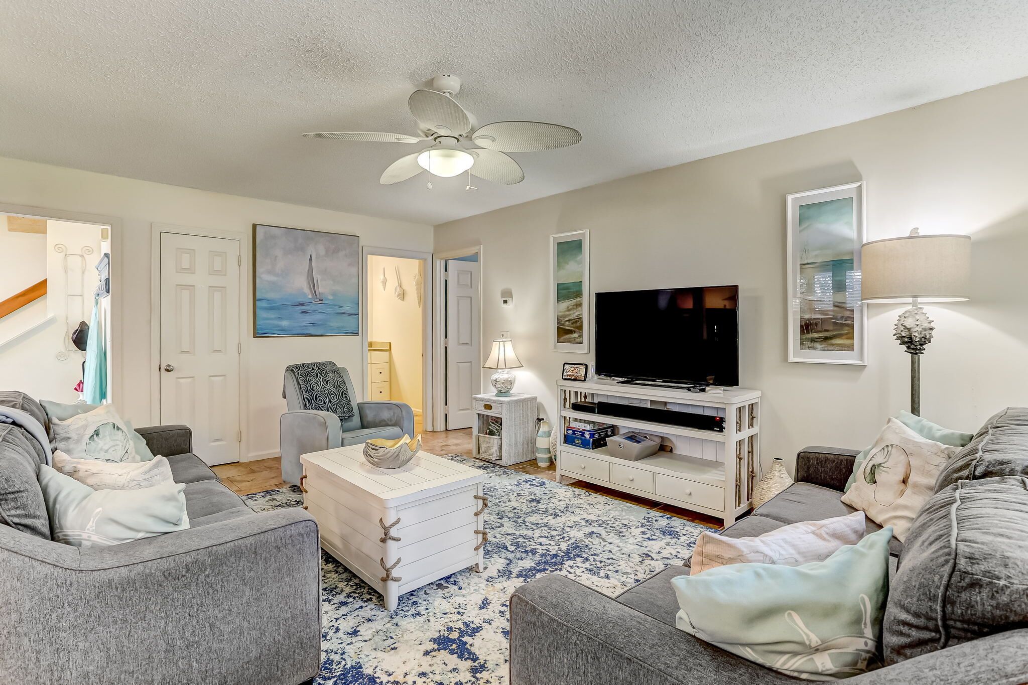 Pet Friendly-Totally Renovated and Professionally Decorated Forest Ridge- 5-7 Min Walk to the Beach