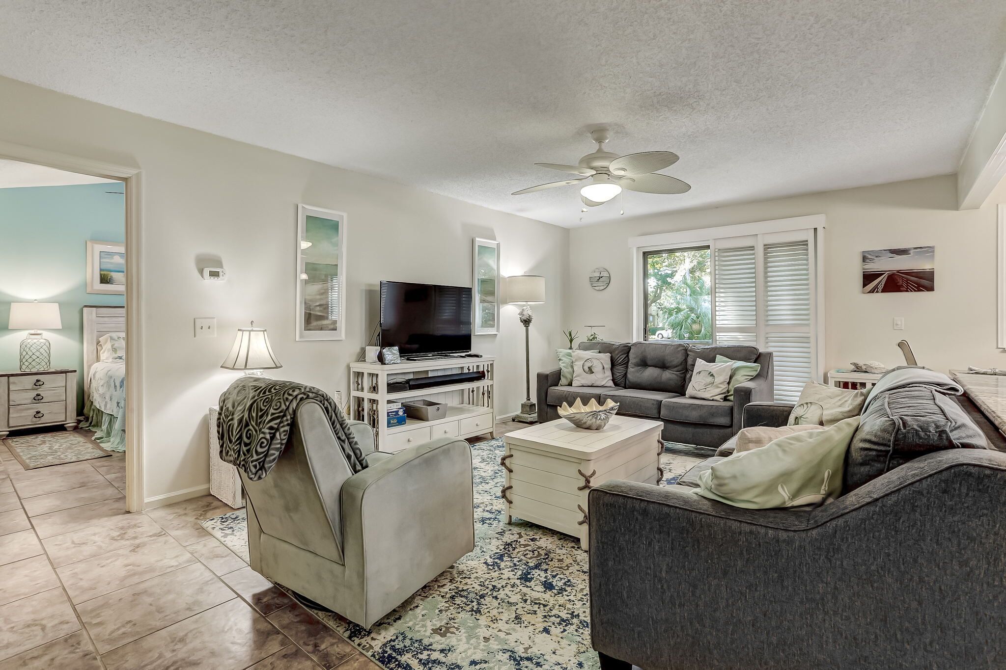 Pet Friendly-Totally Renovated and Professionally Decorated Forest Ridge- 5-7 Min Walk to the Beach