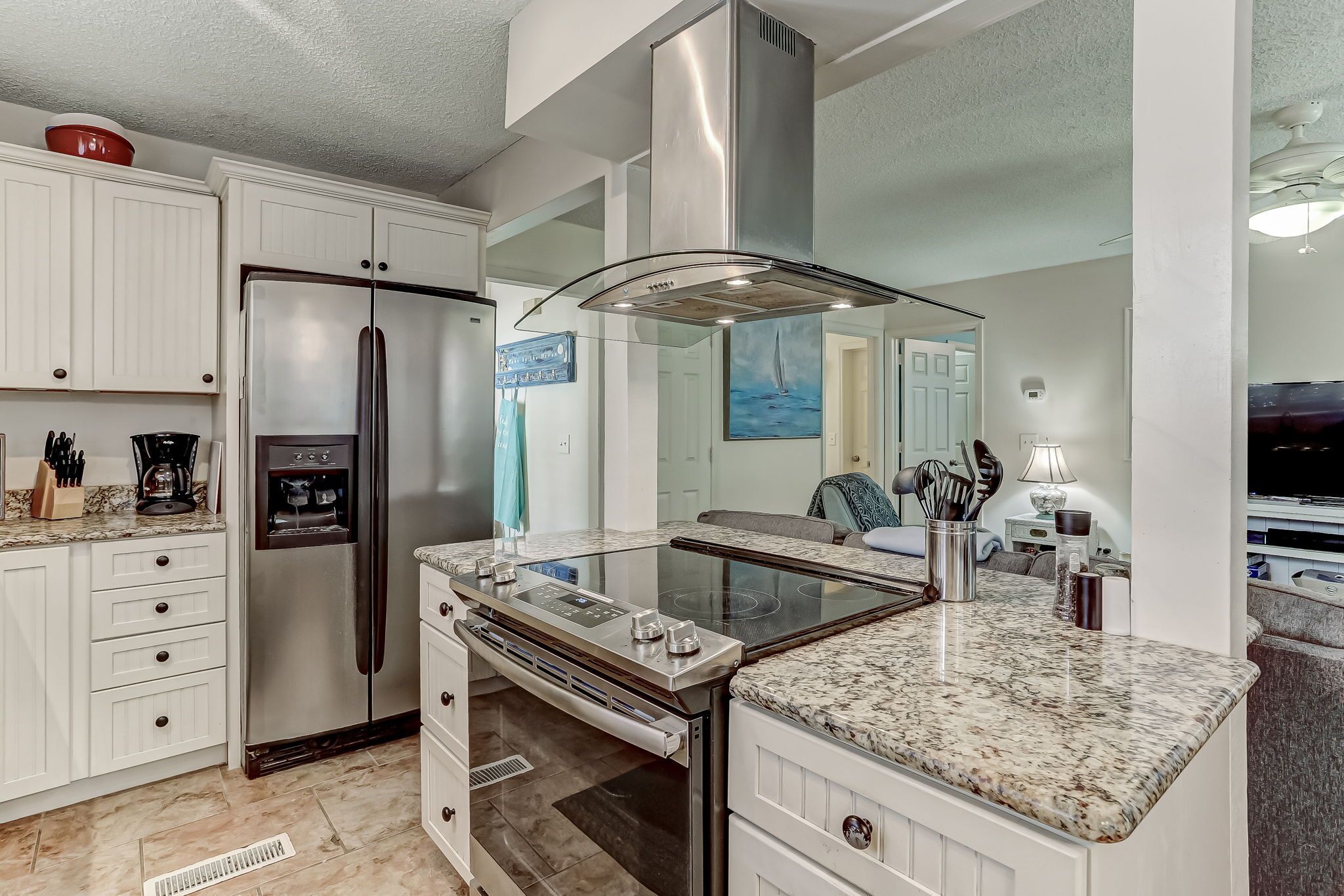 Pet Friendly-Totally Renovated and Professionally Decorated Forest Ridge- 5-7 Min Walk to the Beach