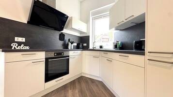 Fridge, oven, stovetop, dishwasher