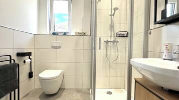 Vasca, asciugacapelli, asciugamani, sapone