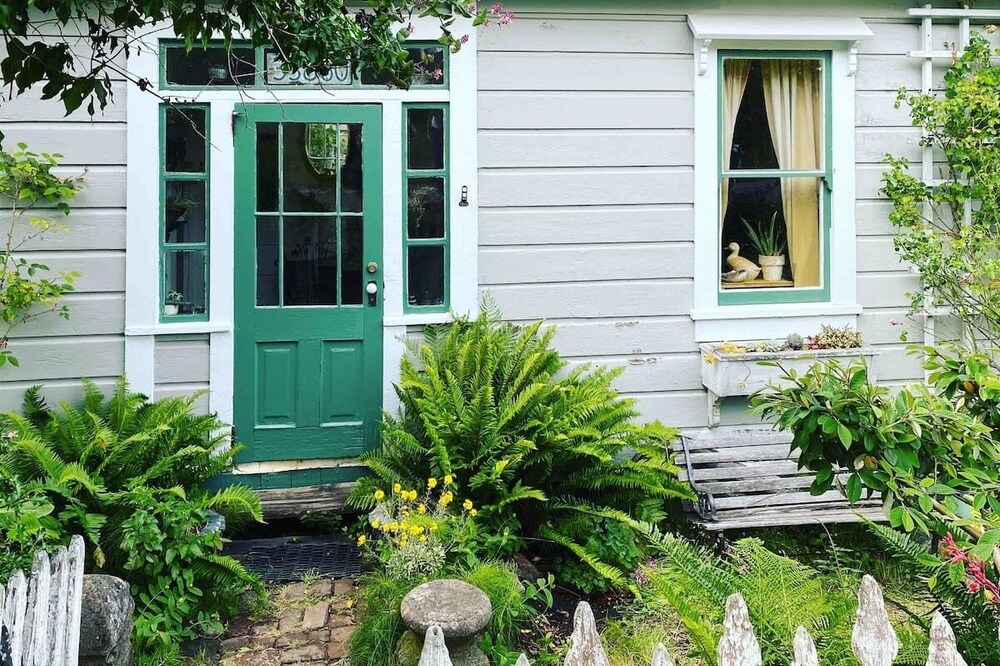 Historic Albion Cottage in Albion Village ~ Pets Welcome!
