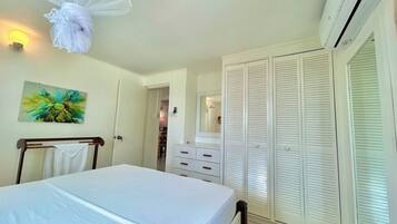 1 室のベッドルーム、セーフティボックス (室内)、デスク、アイロン / アイロン台