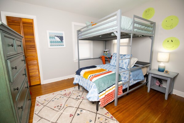 3 bedrooms, desk, iron/ironing board, free WiFi