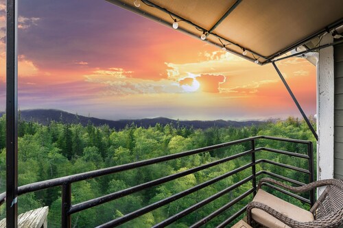 Gatlinburg Condo - Premium Mountain View - Family Size - Indoor POOL and HOT TUB