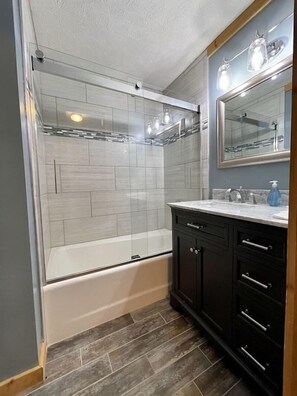 Combined shower/tub, towels - Ski In/Out @ Loggers 16 - Private Hot Tub, 3 Kings, PS5, 85" TV, Rec+Gear Rms (Snowshoe)