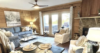 Ski In/Out @ Loggers 16 - Private Hot Tub, 3 Kings, PS5, 85" TV, Rec+Gear Rms