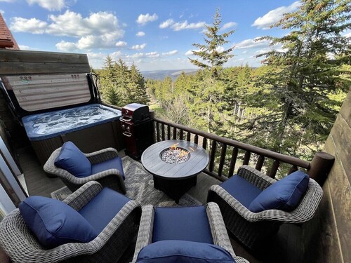 Ski In/Out @ Loggers 16 - Private Hot Tub, 3 Kings, PS5, 85" TV, Rec+Gear Rms