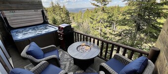 Ski In/Out @ Loggers 16 - Private Hot Tub, 3 Kings, PS5, 85" TV, Rec+Gear Rms