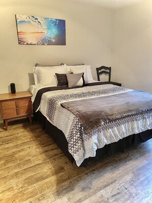 2 bedrooms, desk, iron/ironing board, WiFi