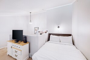 2 bedrooms, WiFi, bed sheets - Two-condo oasis with ski-in/ski-out access, mountain views, hot tub (Big White Mountain)