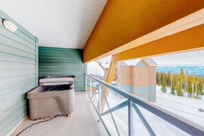 Property grounds - Two-condo oasis with ski-in/ski-out access, mountain views, hot tub (Big White Mountain)