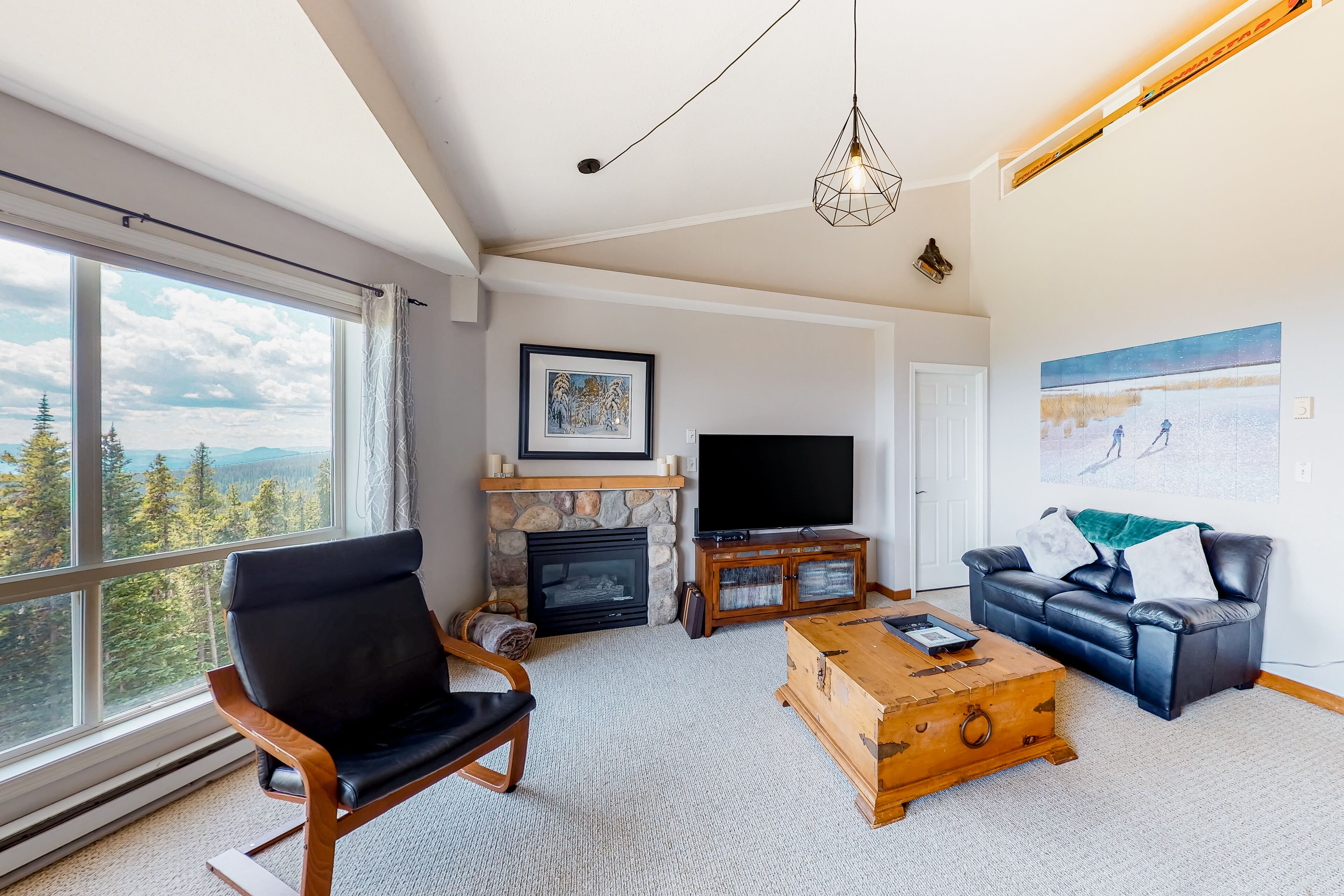 Lovely mountain-view home with ski/in-ski out access, hot tub, and fireplace
