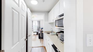 Réfrigérateur, micro-ondes, cafetiÚre/bouilloire, grille-pain