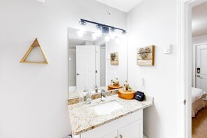 Towels - Cozy alpine gem with mountain views, ski/in-ski/out access, WiFi, and jetted tub (Beaverdell)