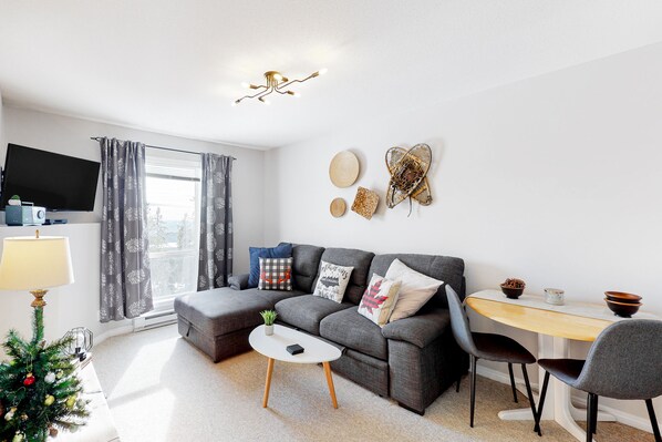 TV - Cozy alpine gem with mountain views, ski/in-ski/out access, WiFi, and jetted tub (Beaverdell)