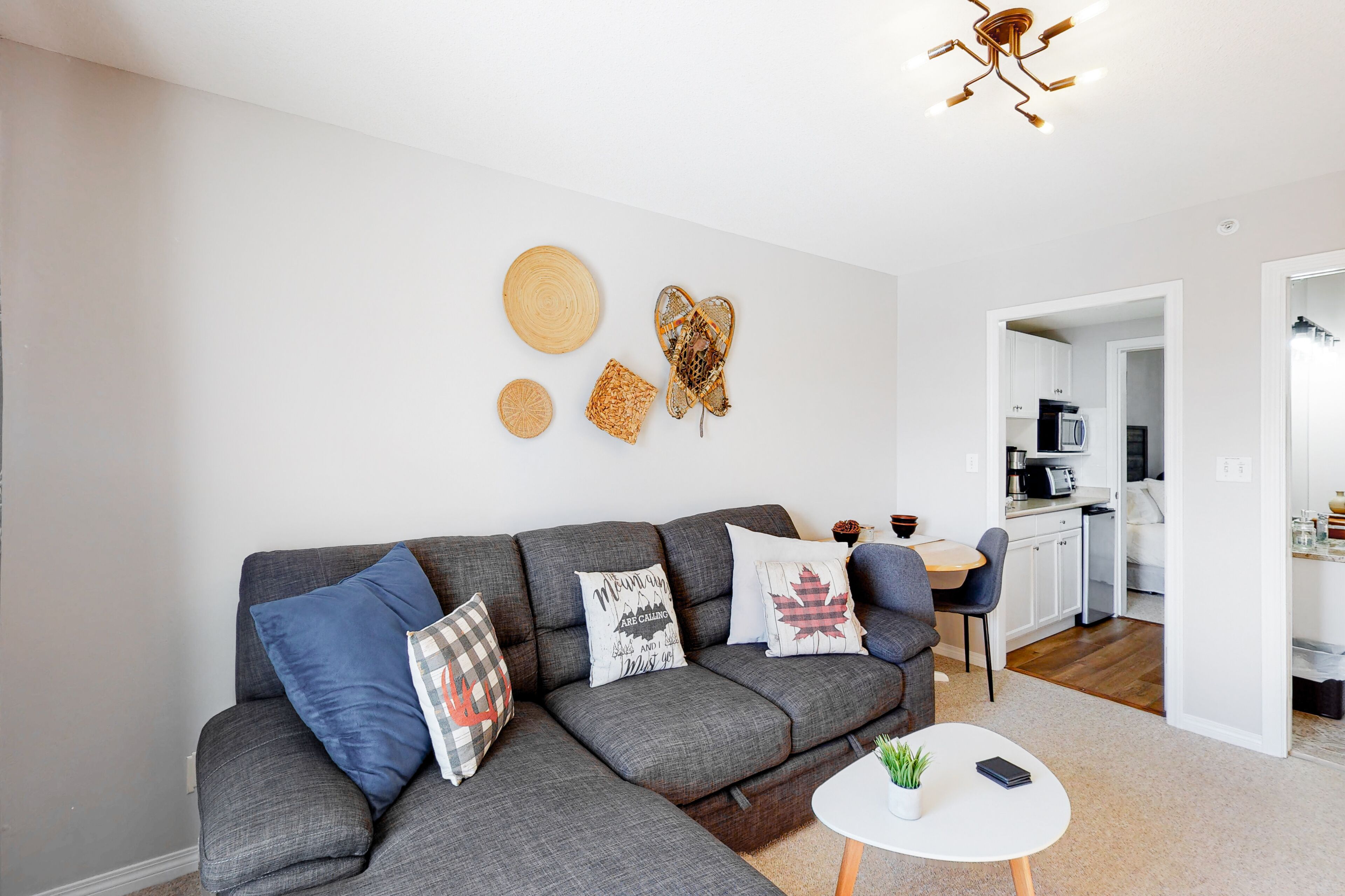 Cozy alpine gem with mountain views, ski/in-ski/out access, WiFi, and jetted tub