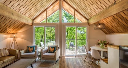 SLOPESIDE 4 BED,HOT TUB, BEACH, FOUR SEASON, NEAR ALGONQUIN PARK AND ARROWHEAD.