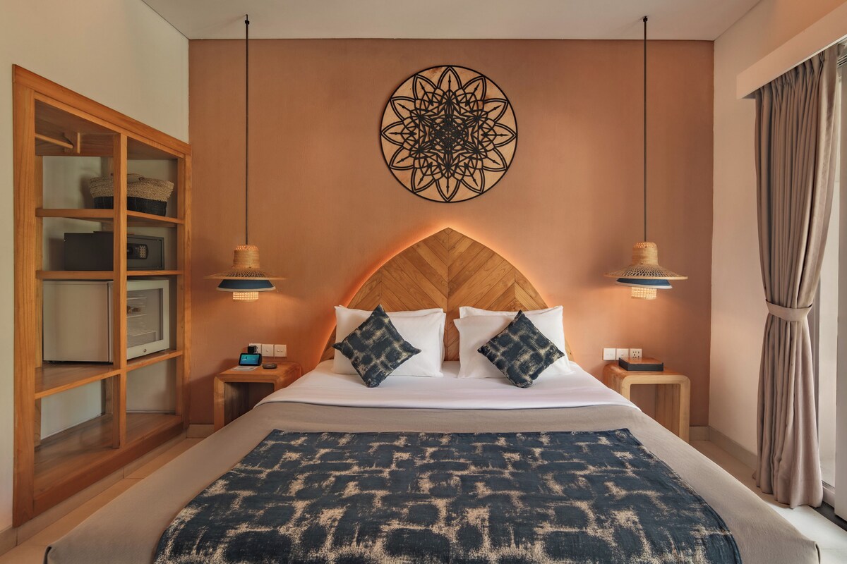 Suite Room | Minibar, in-room safe, desk, blackout drapes
