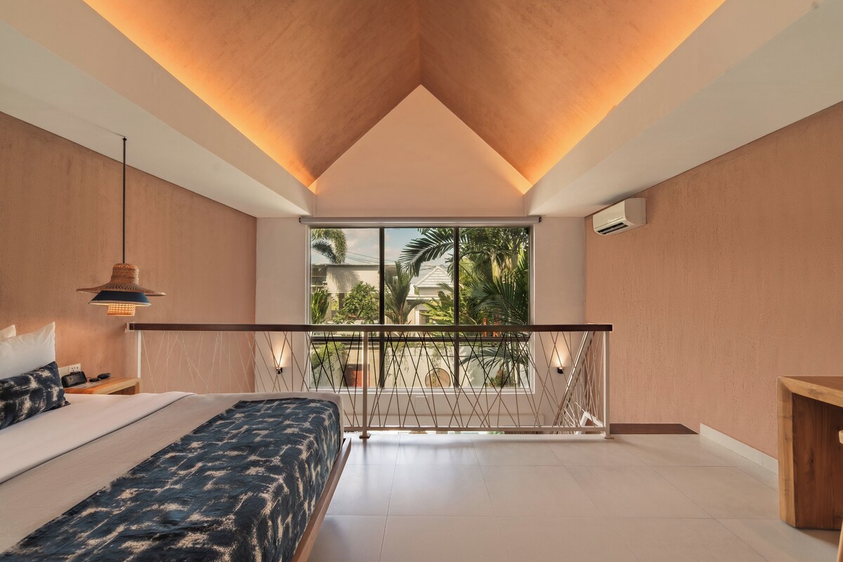 Royal Smart One Bedroom Villa with Private Pool | Minibar, in-room safe, desk, blackout drapes