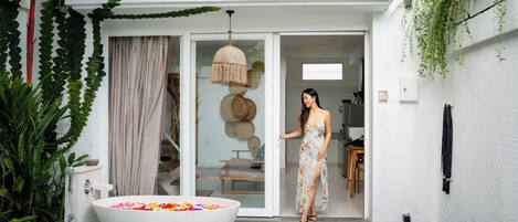 Ulkouima-allas, aurinkotuoleja