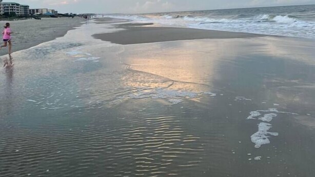 在海灘附近