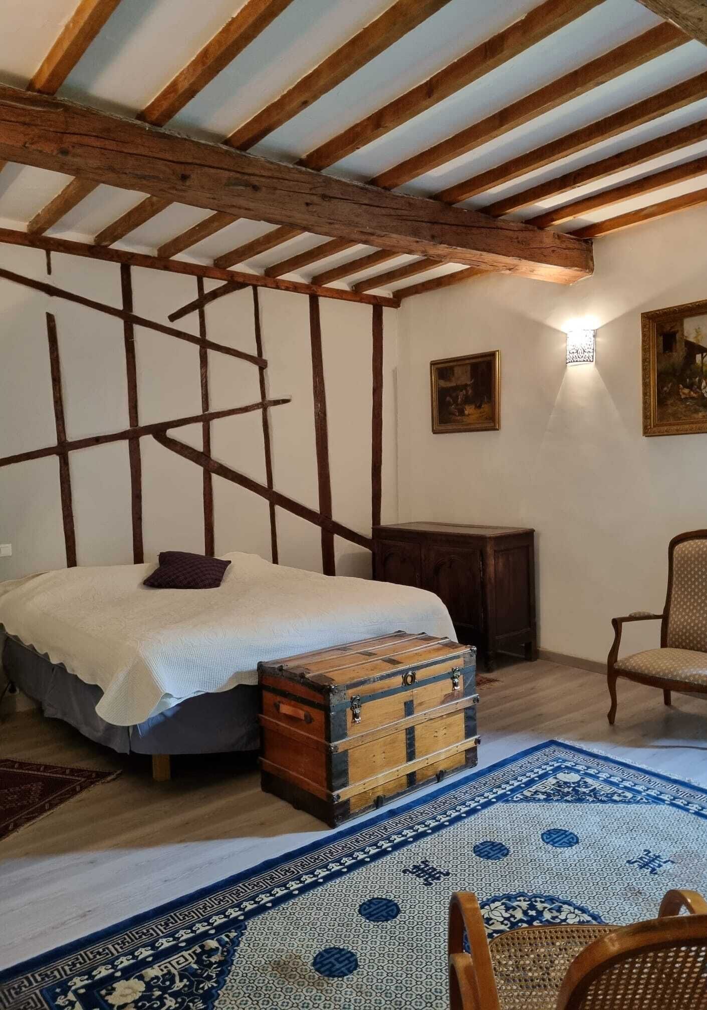 6 chambres, bureau, fer et planche à repasser, lit parapluie