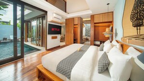 Quarto moderno com uma cama grande, televisão e vista para uma piscina.