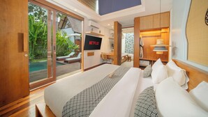 Quarto de hotel moderno com uma cama grande, televisão, escrivaninha e vista para a piscina.