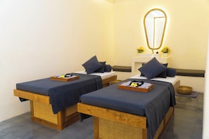 A room with two beds, a mirror, a sink, and a small plant. - Sanora Villa Sanur by Ini Vie Hospitality (Denpasar)