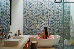 Separate bathtub and shower, rainfall showerhead, hair dryer, bathrobes - Sanora Villa Sanur by Ini Vie Hospitality (Denpasar)