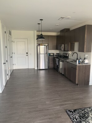 Refrigerador, microondas, lavavajillas y utensilios de cocina