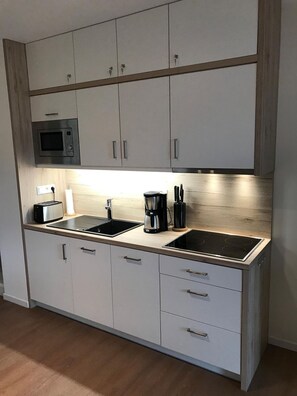 Fridge, microwave, stovetop, dishwasher
