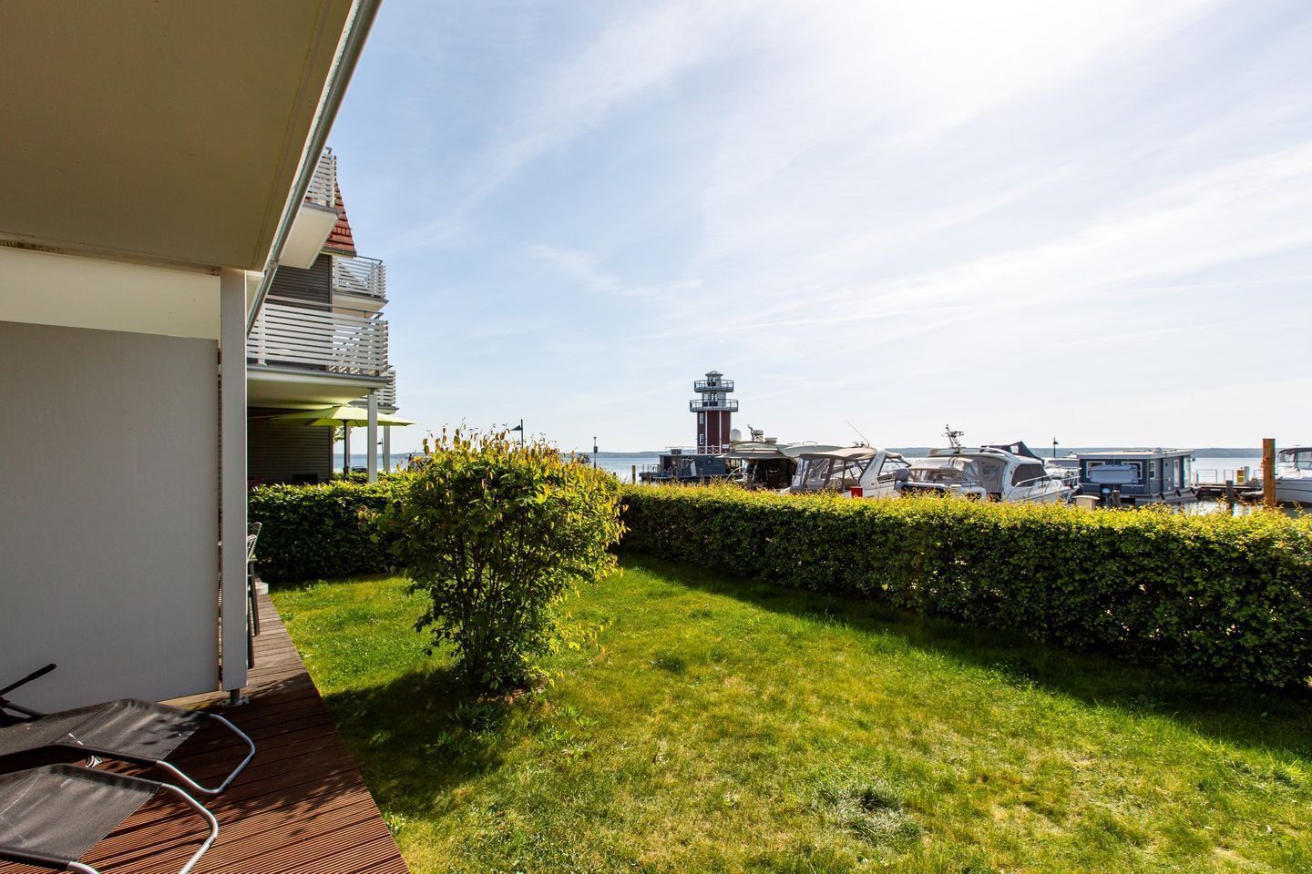 Ein Balkon mit Blick auf einen Leuchtturm und Boote.