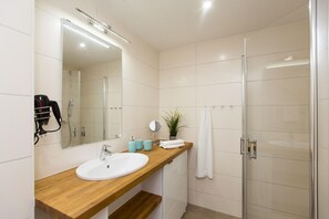Douche, sèche-cheveux, serviettes fournies