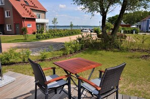 Outdoor dining - Apartment Plauseelig mit Bootsliegeplatz im Hafendorf Plau am See - Apartment (Plau am See)