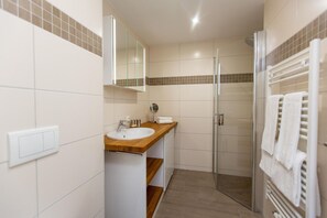 Shower, hair dryer, towels - Modern 2-room apartment, house 6 no. 45 - Modern 2-room apartment house 6 no (Plau am See)