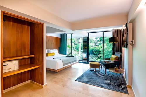 Park View Balcony Suite | Egyptian cotton sheets, premium bedding, Select Comfort beds, minibar