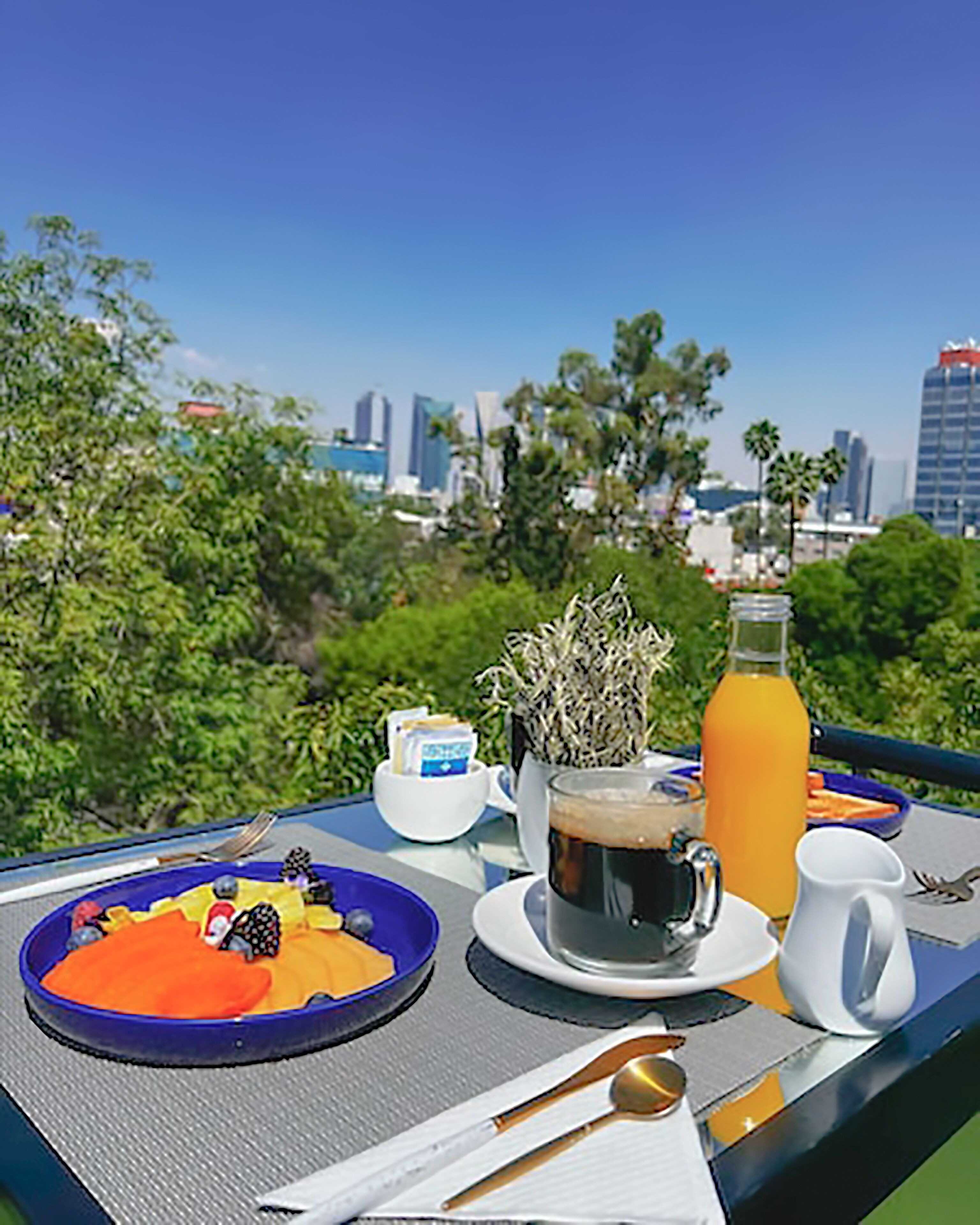 free daily full breakfast