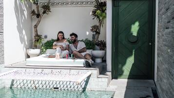 Kolam renang outdoor, dengan payung kolam renang dan kursi berjemur