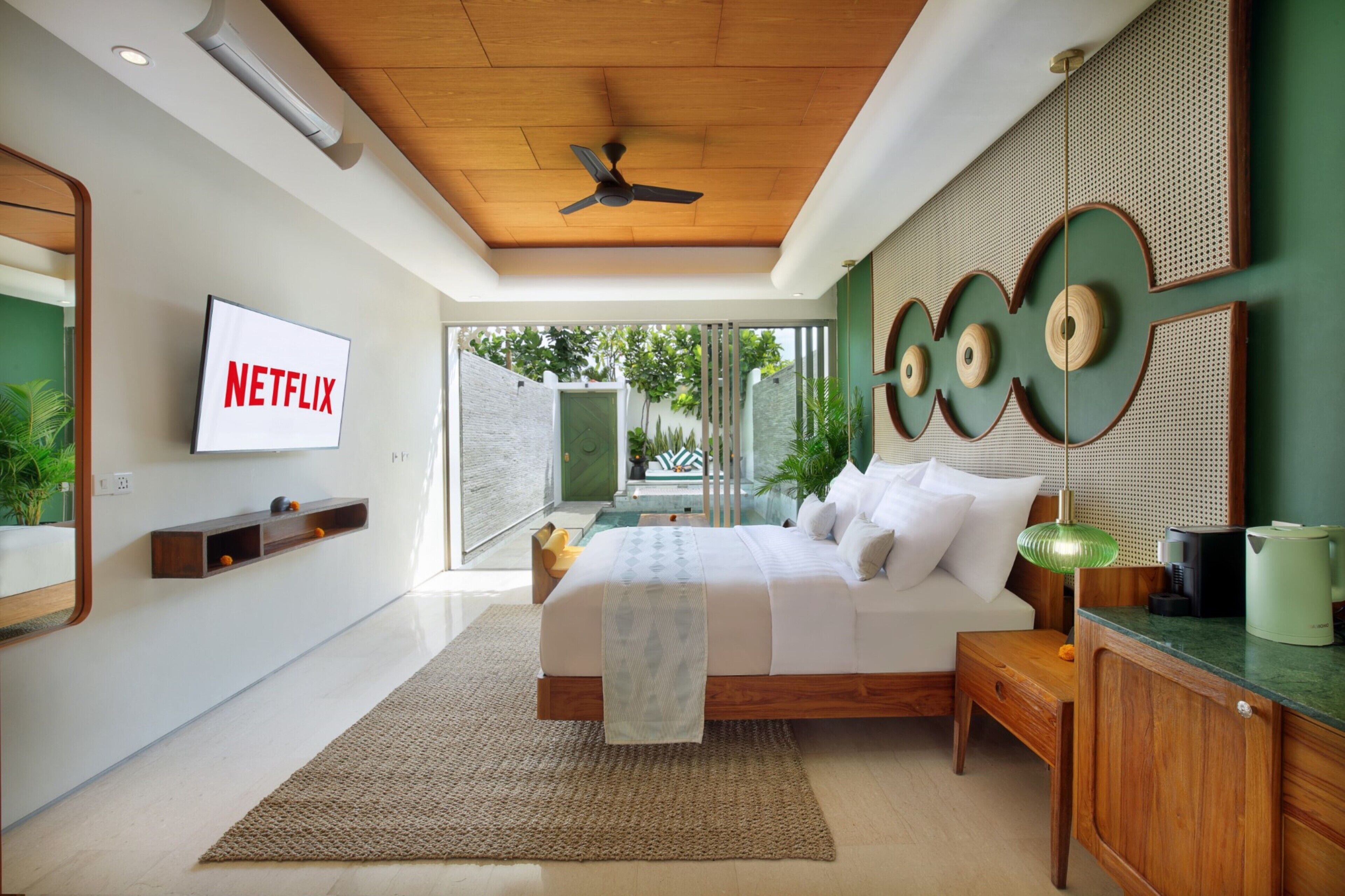 Frigobar, cofres nos quartos, escrivaninha