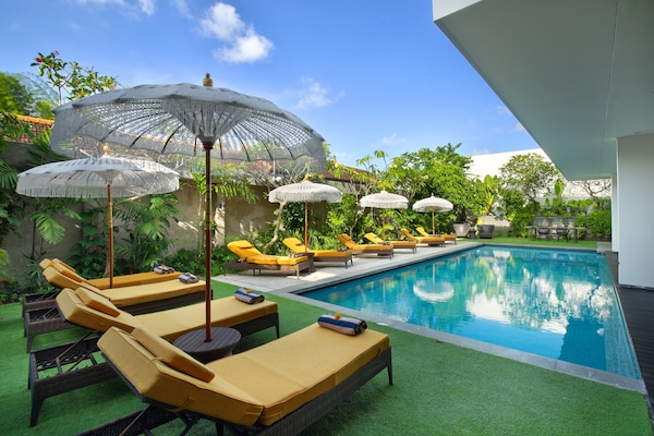 Piscina externa, guarda-sóis, espreguiçadeiras