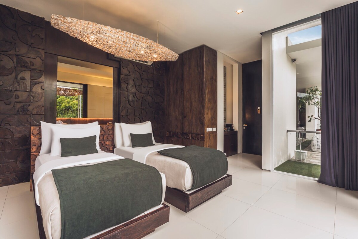 Seminyak Suite Twin | Minibar, in-room safe, desk, iron/ironing board